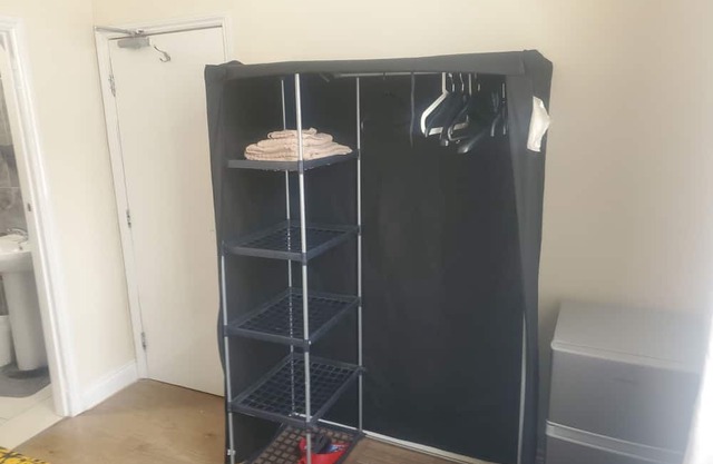 Newcastle City- Full Ensuite Bedroom