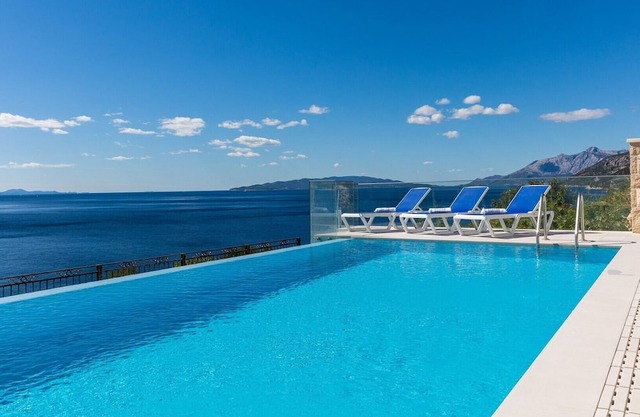 Villa di Goya heated infinity pool, beachfront, quiet area, outdoor kitchen, bbq