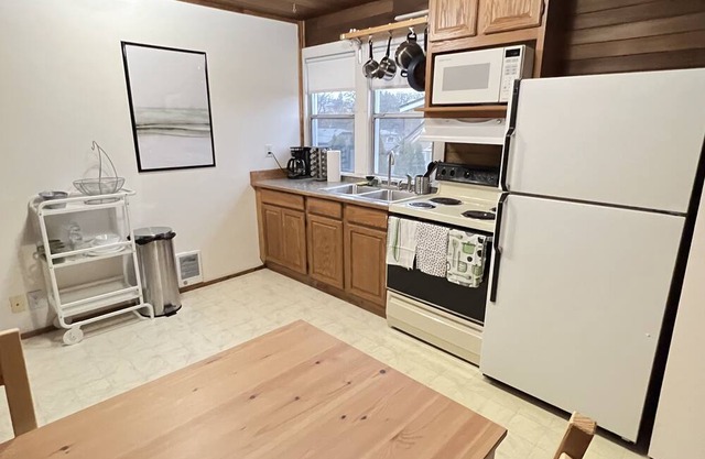 Cozy cabin stay, 5 minutes from Downtown Everett.