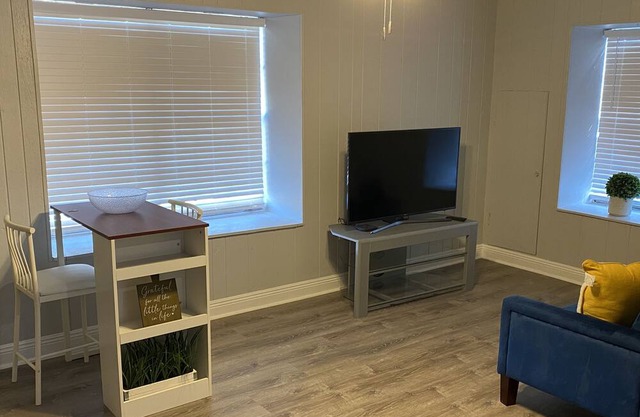 Cozy 2nd Floor Apartment in Quiet Neighborhood
