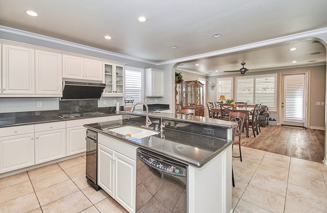 Koi Pond Oasis Luxurious Mansion King Suites In Gated community