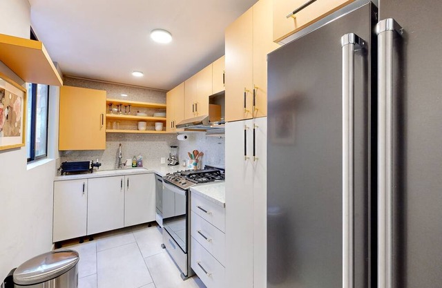 Elegant apartment in a hip neighborhood near parks, bars, & dining
