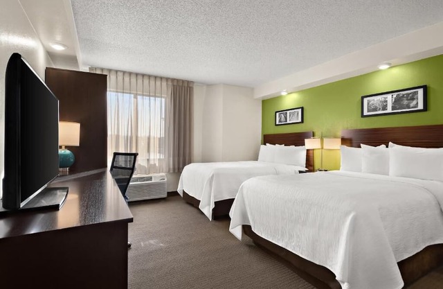 Stay Near The Grove - Free Breakfast, Outdoor Pool & Free Parking in 4 Units