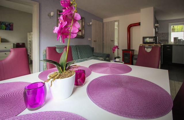 Holiday Home 'Bungalow Lila 2 Schlafzimmer' with Private Terrace, Shared Garden and Wi-Fi