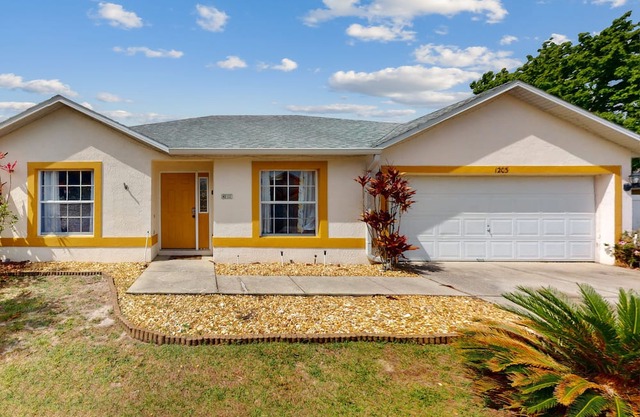 Sunny dog-friendly home with private pool, pool spa, lanai, & BBQ