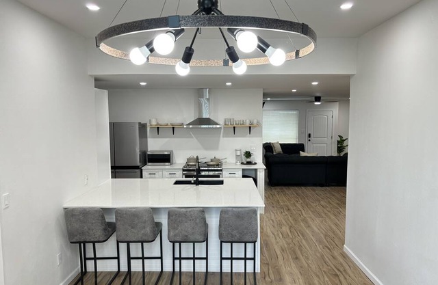 Family & Friends Welcomed to Newly Renovated Home. Nearby Garland-Dallas-Plano