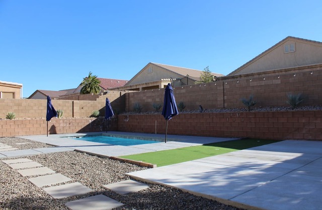 The Mohave Fort: Pool & Patio
