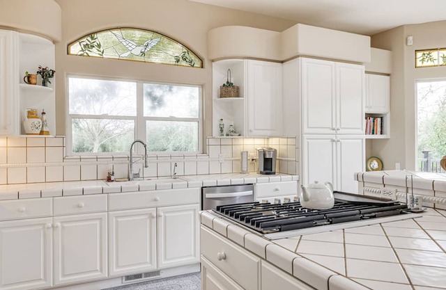 Beautiful Home w/Hot Tub on Byron Olive Farm