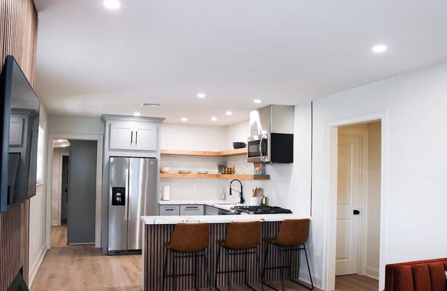 Cozy 2-bedroom 5 minutes from tree-lined Carrollton/St. Charles Ave.