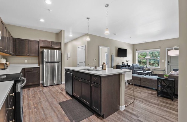 Private and Spacious 5BD 2BTH, Garage Parking, 2 King Beds & AC Included