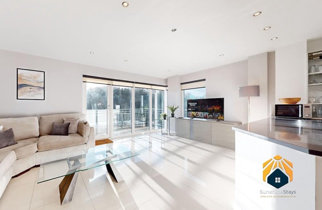 Fantastic 3 Bed Apartment - 55" TV - WiFi