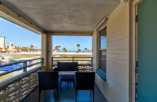 Cozy Cottage #2 in Daytona Beach. Relaxing beach views from patio!