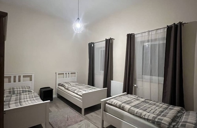 2 Privat Zimmer Frei! 6 Einzelbetten, Küche, Bad, Smart TV