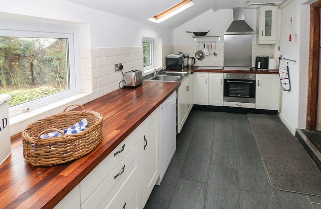 ROSE VILLA, pet friendly, with open fire in Builth Wells