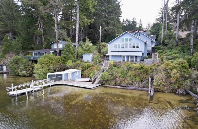 Woahink Waterfront Wonderland: Lakehouse/Hot Tub