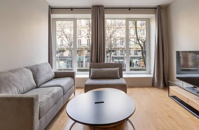 Beautiful Minimalist 1BD Apartment near Montmartre