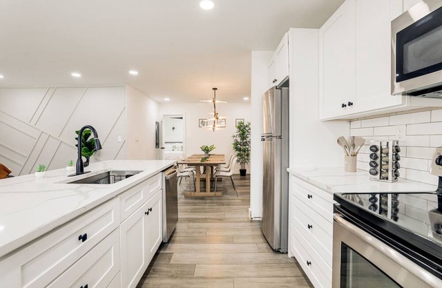Decatur Home w/ Deck - 9 Mi to State Farm Arena!