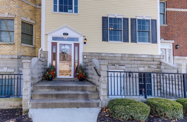 3 Story Townhome 30 min to Milwaukee, 45 min to O'hare, 25 min to Lake Geneva