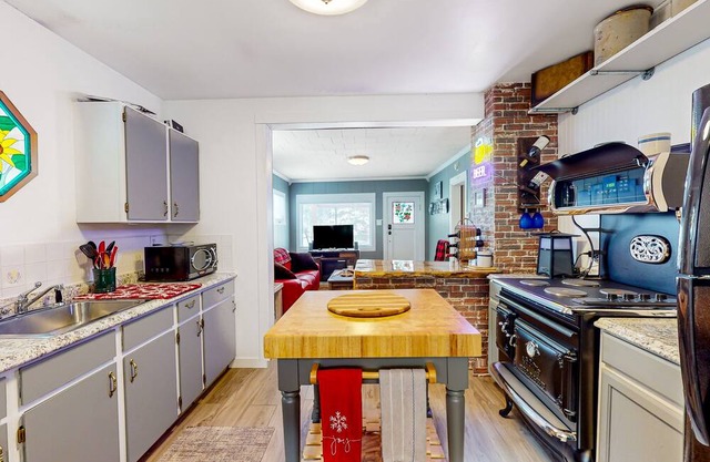 Delightful alpine retreat with deck & games - near ski slopes & trails - dogs ok