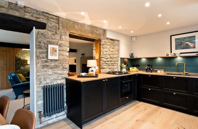 Luxury 2 bedroom boutique cottage in the picturesque village of Litton, sleeps 5