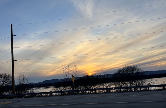 Overlooking Lake Onalaska -- 2 full beds + bath in nostalgic motel