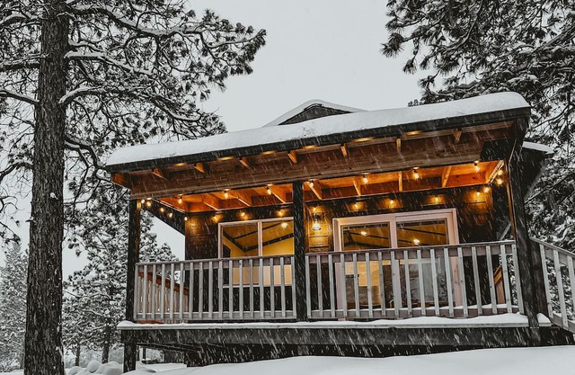 Modern Rustic Cabin. 30 Mins from Glacier Park. Mtn Views and Pond Onsite