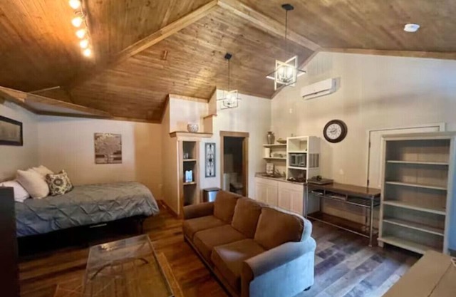 Rustic Room Guest House near NNU