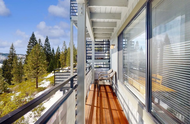Comfortable condo near China Peak with updates throughout, themed rooms, & W/D