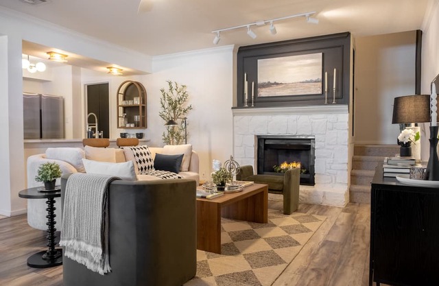 Designer Condo in gated community, Walkable to Whole Foods, Starbucks, + CVS