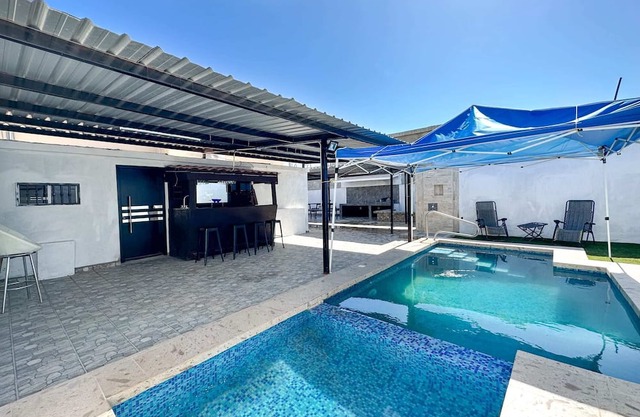 Town Gem Getaway 3 Bed House with Pool