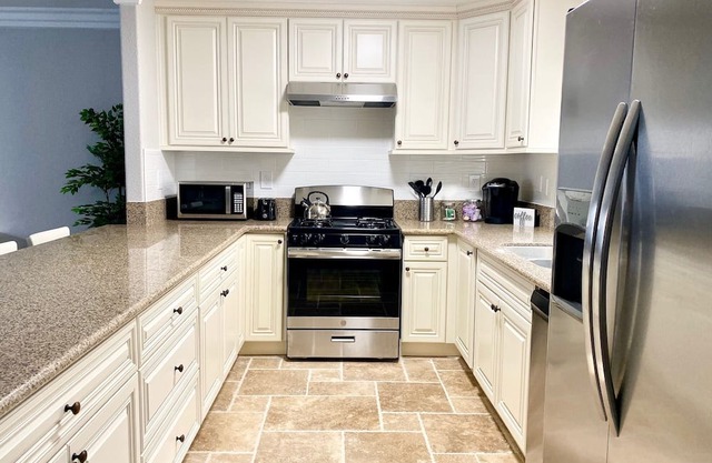 ☆NEW☆Luxuriously Modern Disneyland Getaway 4BR/3BA