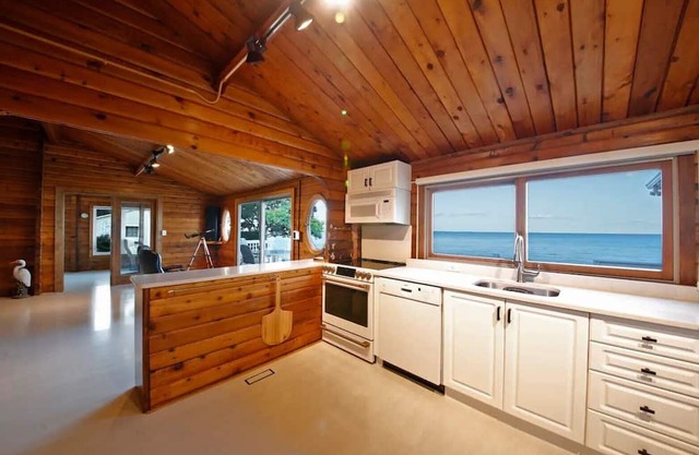 Private beach!! Horizon views of the Chesapeake Bay!! Quaint updated log cabin!!