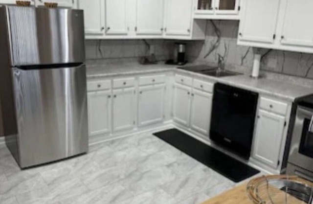 Charming new 2-bedroom apartment with AC and WiFi in lovely Fairview Park