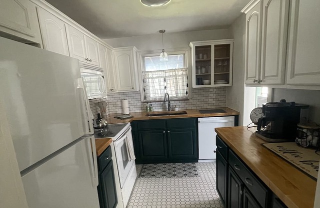 ~Cozy 3-Bedroom Bungalow~Near Ritter Park, Downtown, and Marshall University
