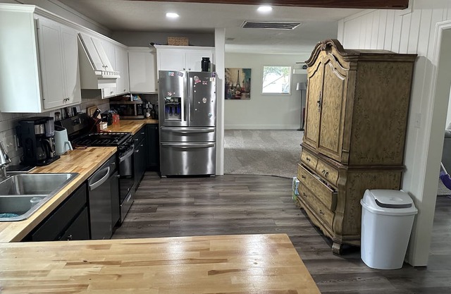 Charming 2-bedroom house in fabulous Whitemarsh with WiFi, AC Pool and slide.