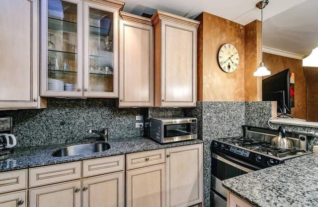 Brownstone in Gold Coast - Downtown