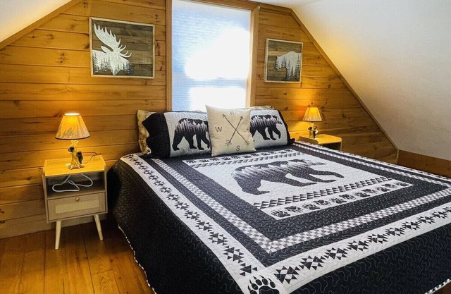 Charming Cabin, Fireplace, 2 King Beds