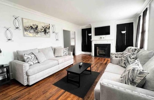 3BR Cottage 5 Mins from downtown! Fit for your family and pet!