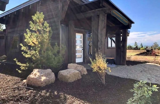 Grasshoppers Escape: Rustic, Upscale 2BR Cabin - less than 1/2 mile to World Renown Fly Fishing