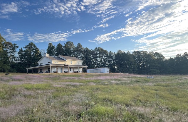 Brand New Farmhouse! Hot tub, Pool, 6 Bedrooms, 6 Bathrooms, Pets Welcome!