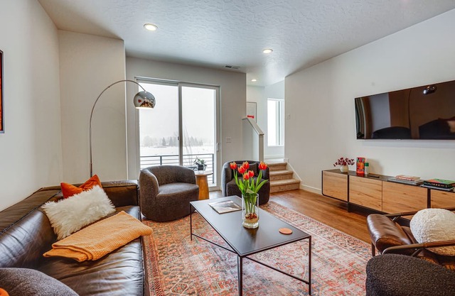 Modern Mountain Green Townhome Near Ski Resorts!