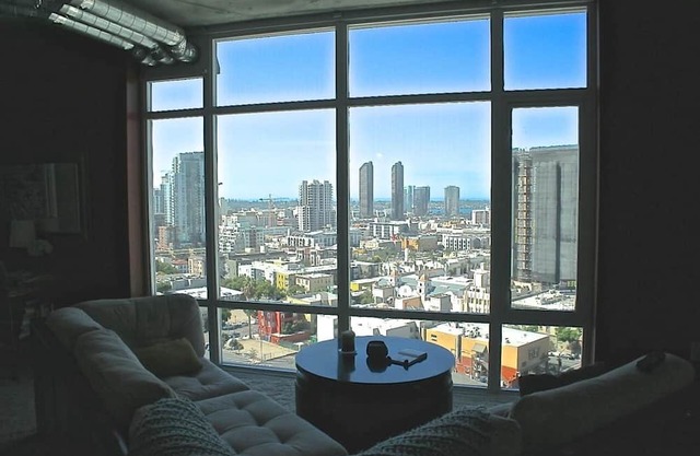 Beautiful upscale luxury apartment walking distance from Petco park & Gaslamp