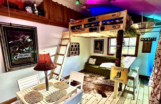 Farmhouse Retreat. Quiet country cabin just minutes from Siesta Key & TerraNova