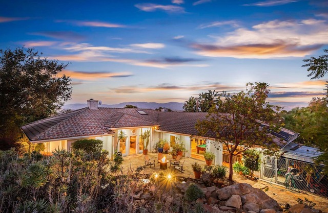 Private Home on 9 Acres, View. Salt Water Pool & Spa. CLEAN FEE WAIVED