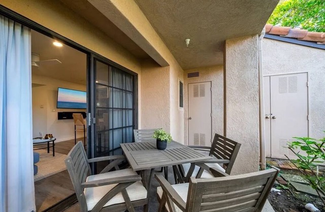 Cozy condo near town & beach with full kitchen.