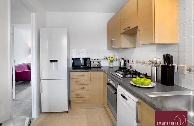 Bracknell - Garden, Parking, 2Bed