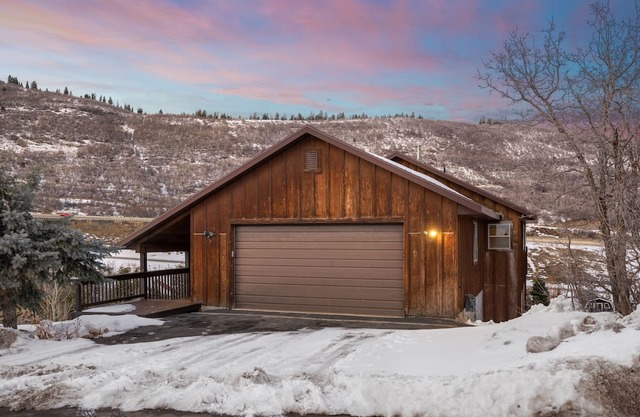 Cozy family friendly getaway 2 King Beds/Mountain View’s & Complimentary Coffee!