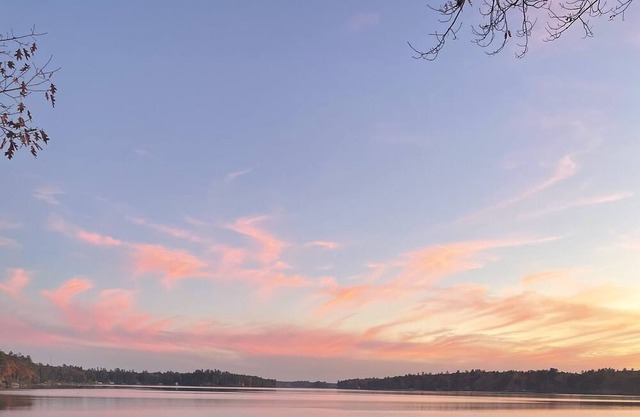 New for 2024! Pet-friendly cottage on the edge of Highland Lake in Windham!