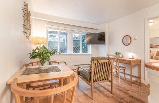 Cozy 1-BR Seaside Apt near Aki Beach