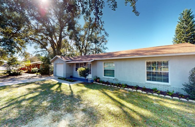 Dog-friendly charming home with enclosed pool, large lanai, desk, & open layout